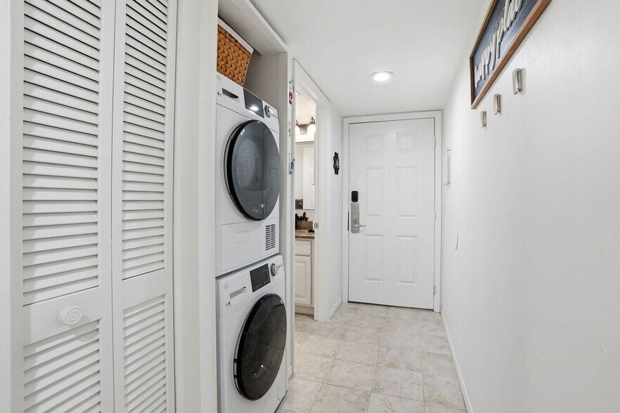 Building Photo - 600 Neapolitan Way