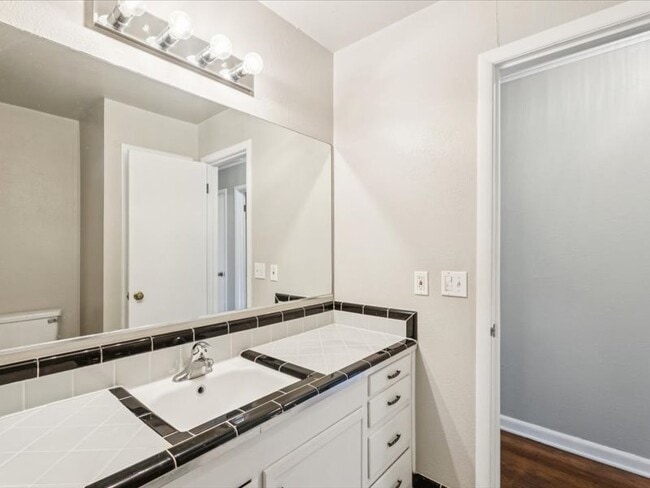 Building Photo - 2607 S Maplewood Ave