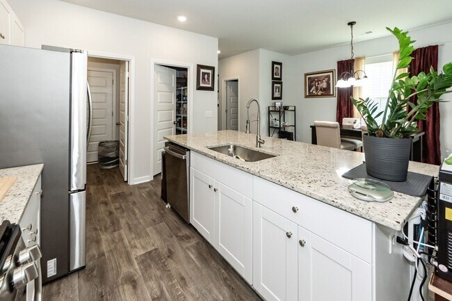 Building Photo - 239 Pine Crest View Dr