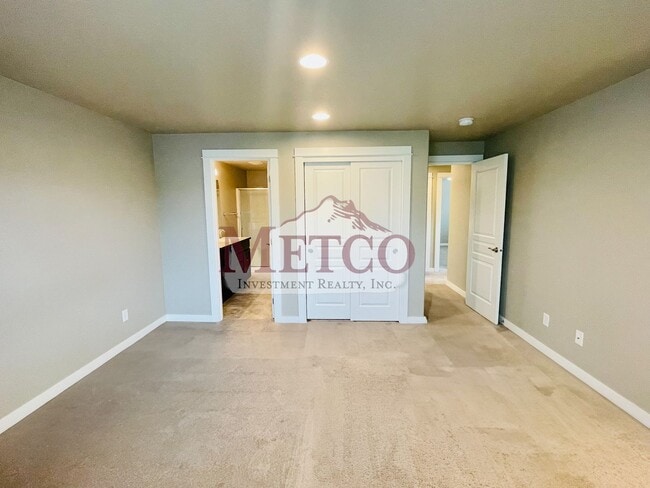 Building Photo - Beautiful Coburg 3 Bed / 2.5 Bath Crafstma...