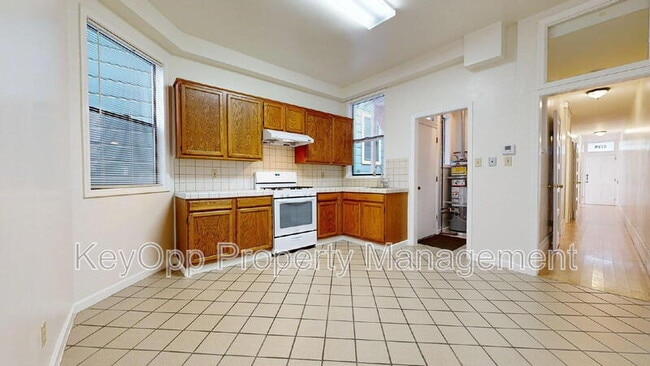 Building Photo - 2136 Hayes St