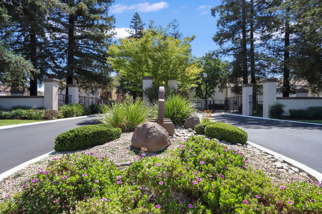 Building Photo - 3701 Colonial Dr