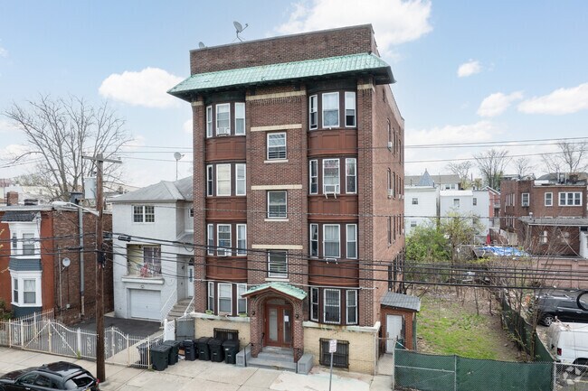 Primary Photo - 255-257 Lake St