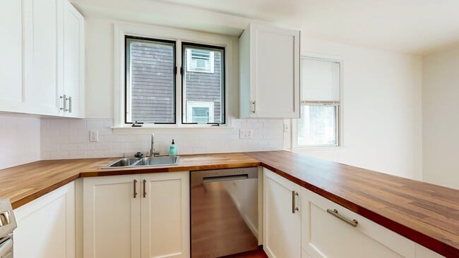 Building Photo - 23 Holman St