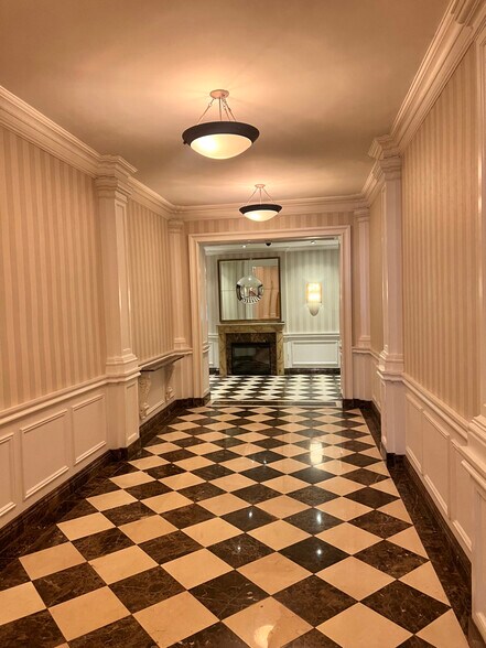 Building Photo - 30 E 95th St