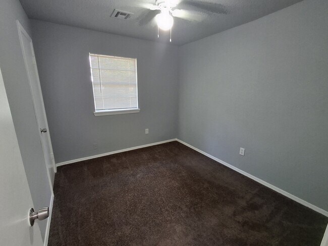 Building Photo - 111 SE Coachman Dr