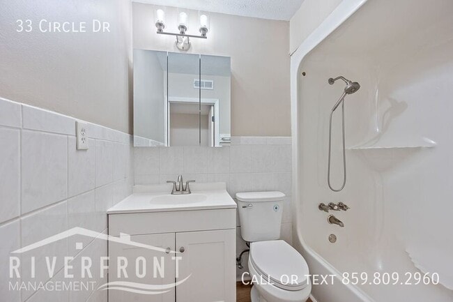 Building Photo - 33 Circle Dr