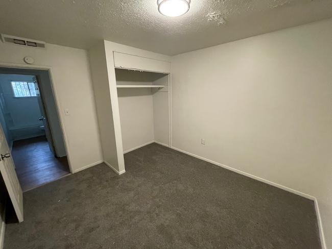 Building Photo - 319 Queen Margaret Ln