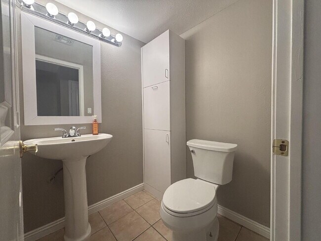 Building Photo - 2 Bed |1 Bath Multi-Family Unit with Private Backyard for Rent – North Las Vegas