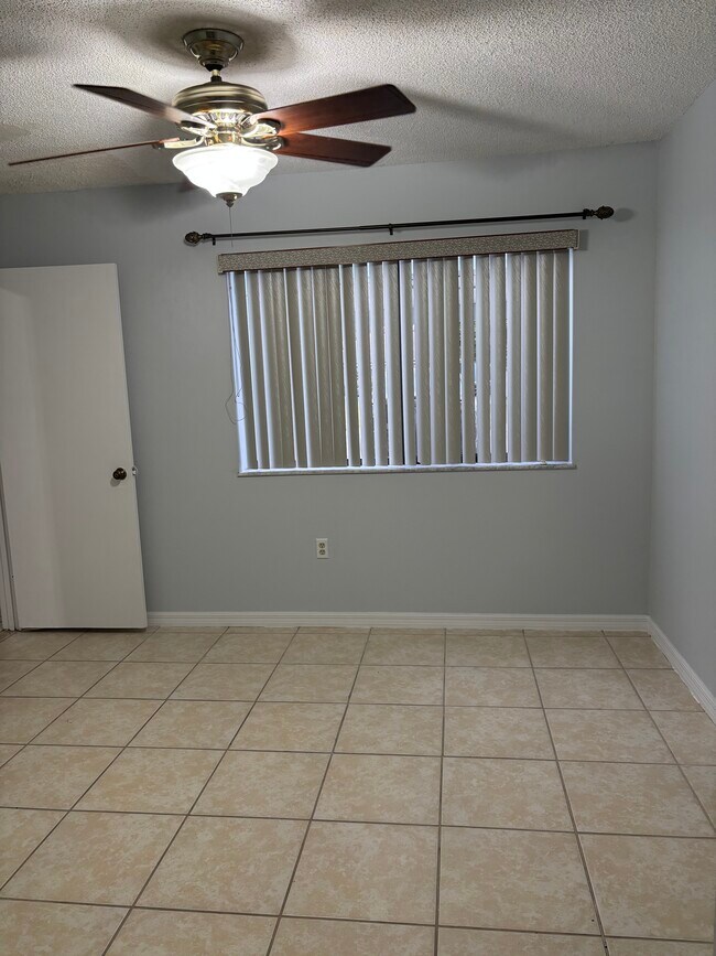 Building Photo - 471 Prestwick Pl