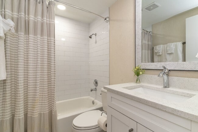 Building Photo - BEAUTIFUL UNIT JUST 5 MINUTE WALK TO DOWNTOWN