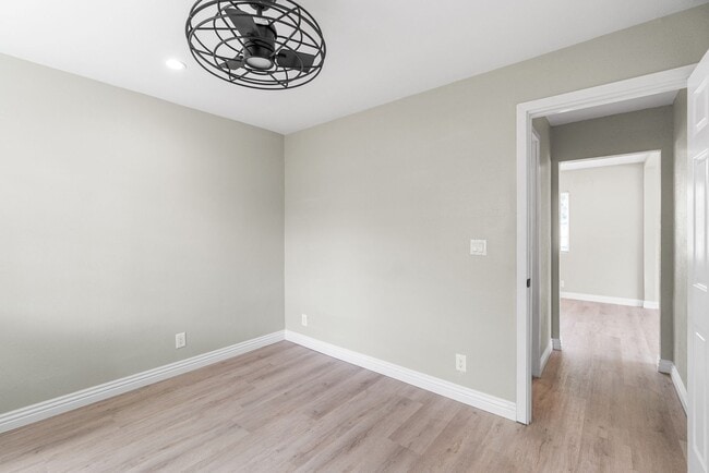 Building Photo - RECENTLY REMODELED, BRIGHT & AIRY 3BR2BA HOUSE ON SPACIOUS CORNER LOT W/ LARGE WRAP AROUND YARD &...