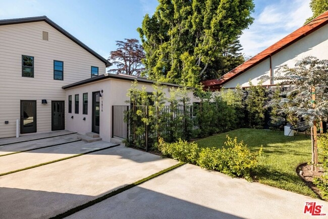 Building Photo - 1016 Manzanita St