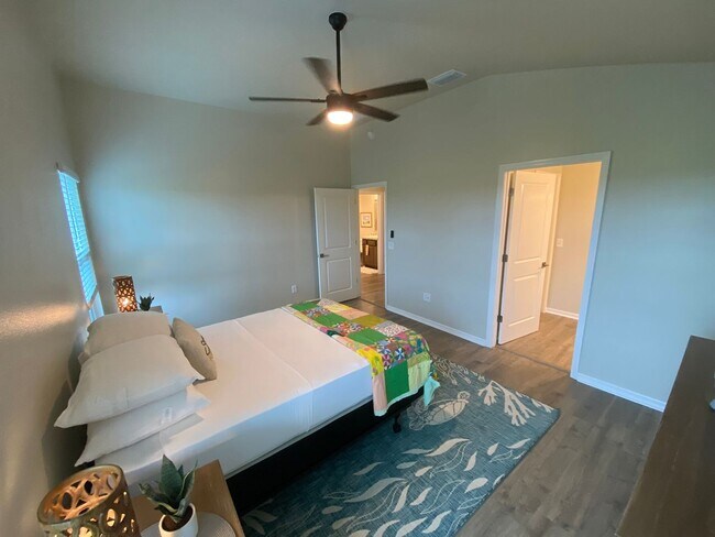 Building Photo - Beautiful, Furnished ANNUAL 2 bed, 2 bath ...