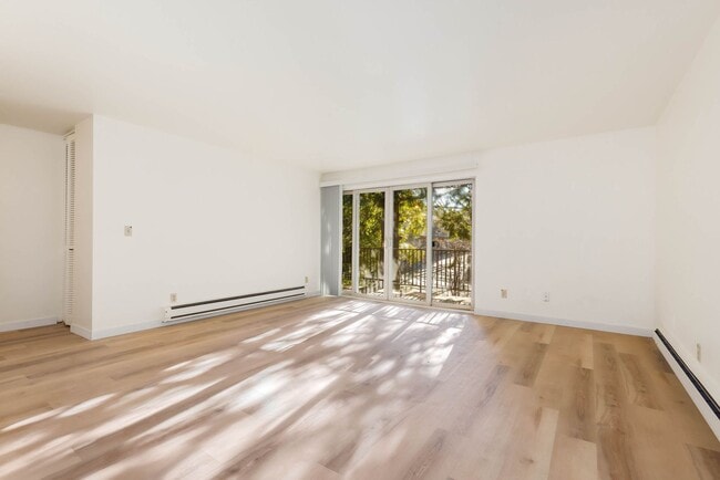 Building Photo - 1 Bedroom 1 Bath Condo in Kirkland, new flooring plus great amenities!