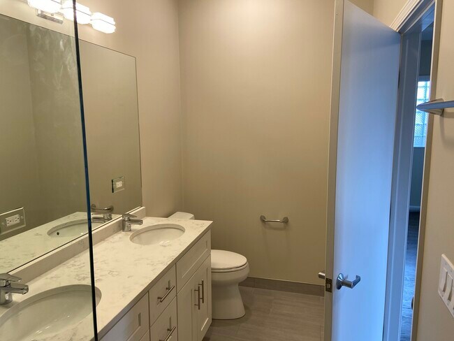 Building Photo - 1837 W North Ave