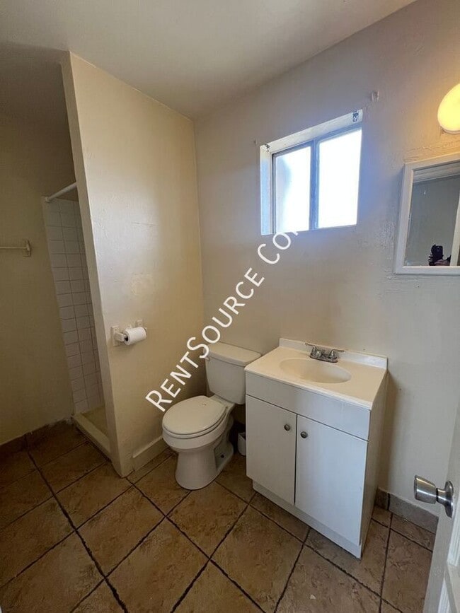 Building Photo - 2542 Main St