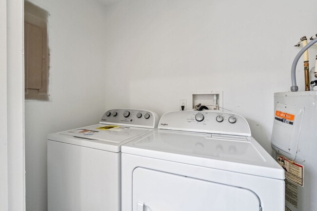 Building Photo - Updated 2-bedroom, 1.5-bath townhome in Winston-Salem