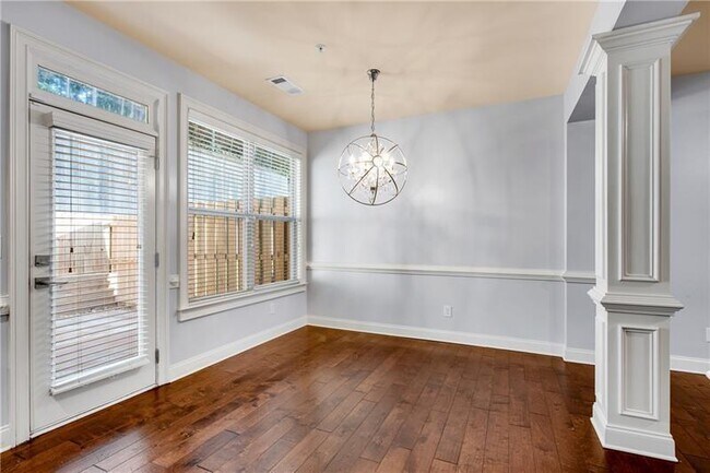 Building Photo - 2242 Knoxhill View