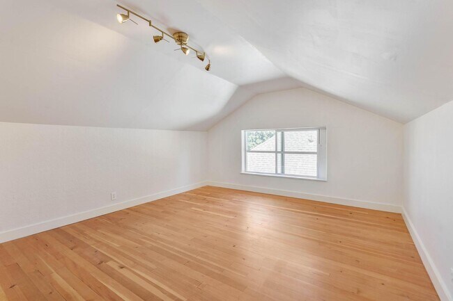 Building Photo - 236 NE Lombard St