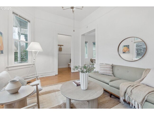 Building Photo - 2Bd/1Ba + Bonus Room Located in the Popula...