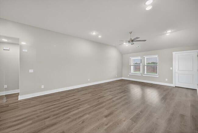 Building Photo - Great House in Quiet Neighborhood Ready to...