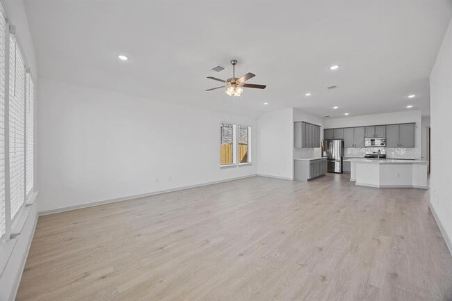 Building Photo - 400 Deerpath St