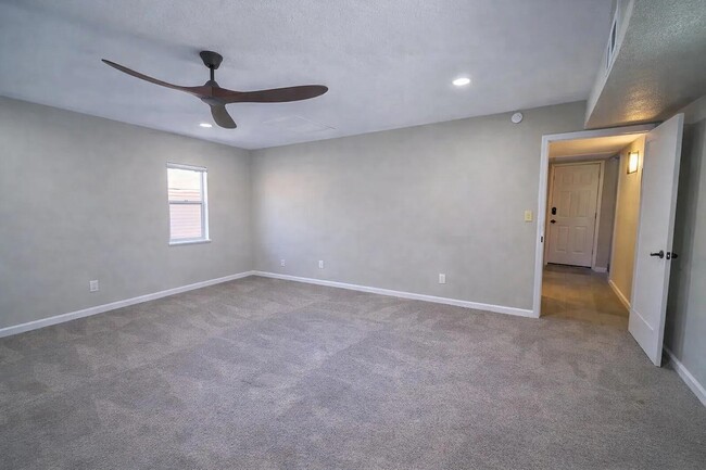 Building Photo - 5046 E Columbine Dr