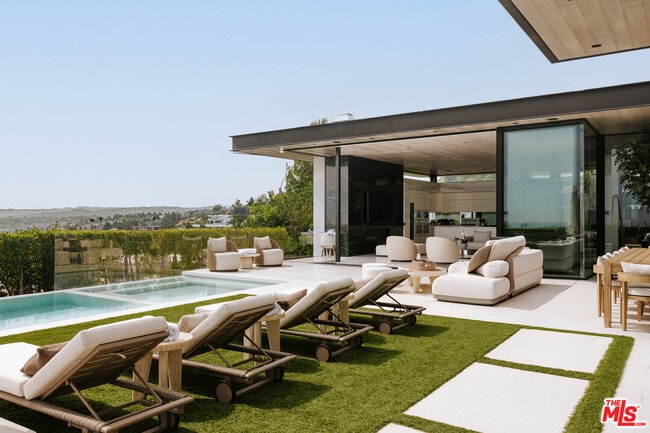 Building Photo - 1536 Blue Jay Way