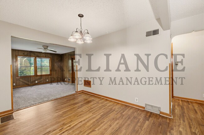 Building Photo - 1620 E Selma St