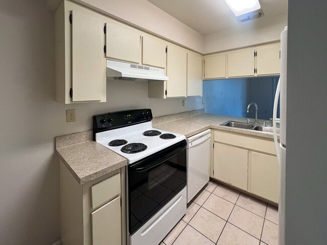 Building Photo - 2BR/1.5 Townhouse in Conveniently Located ...
