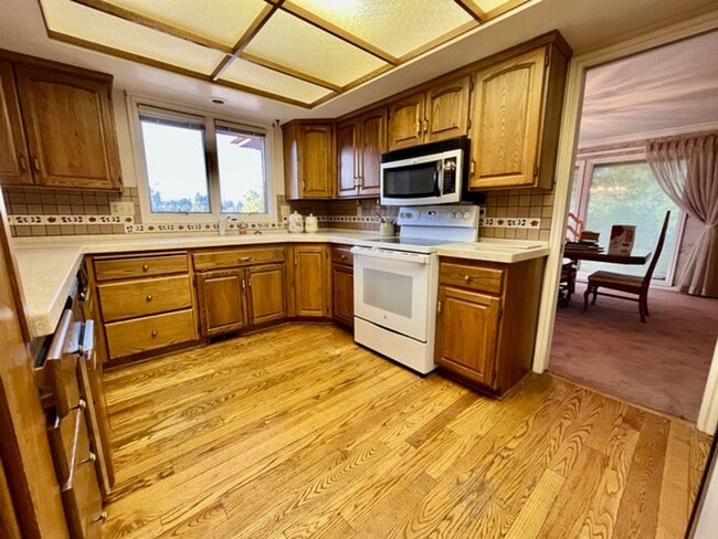 Building Photo - Beautiful home with amazing views and larg...