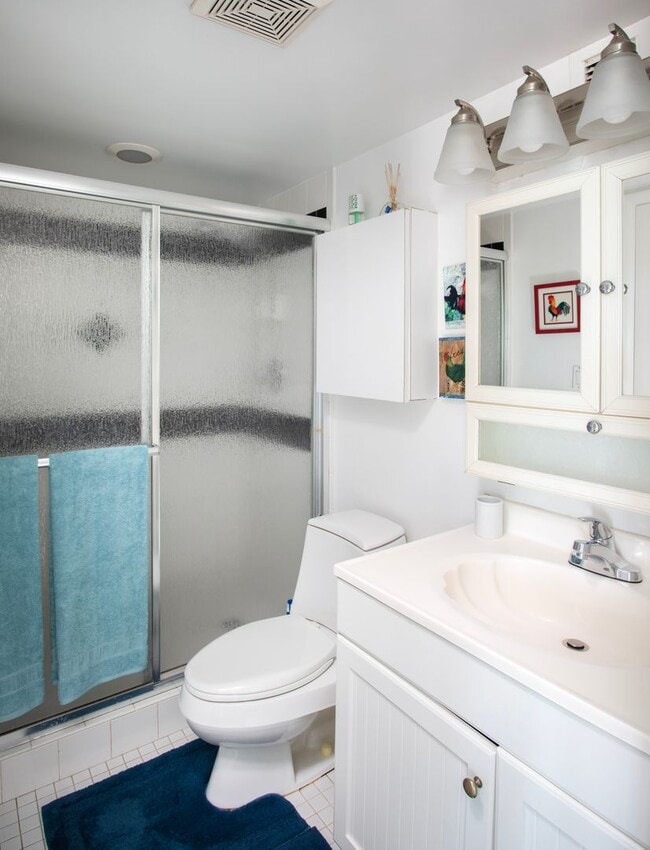 Building Photo - 1 Bedroom 1 Bathroom Furnished Second Floor Direct Ocean View Condo Lease dates: 5/1/2026 - 12/31...