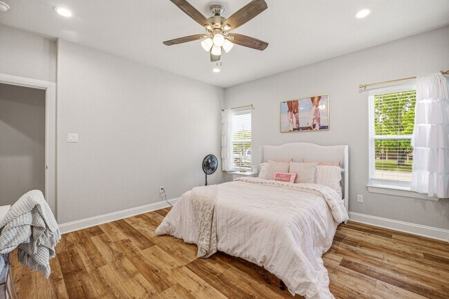 Building Photo - 191 Davis Ave