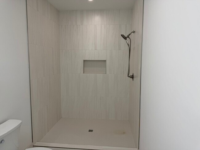 Building Photo - 105 Hart Ln