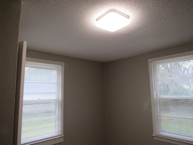 Building Photo - Cute home in Lakeland