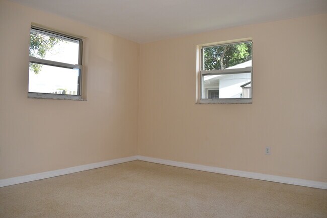 Building Photo - 2 Bedroom 1.5 Bath