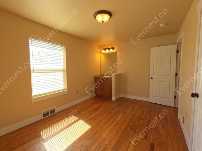 Building Photo - 2224 10th Ave