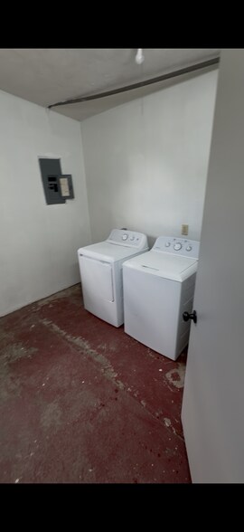 Building Photo - 142 Bridle Path