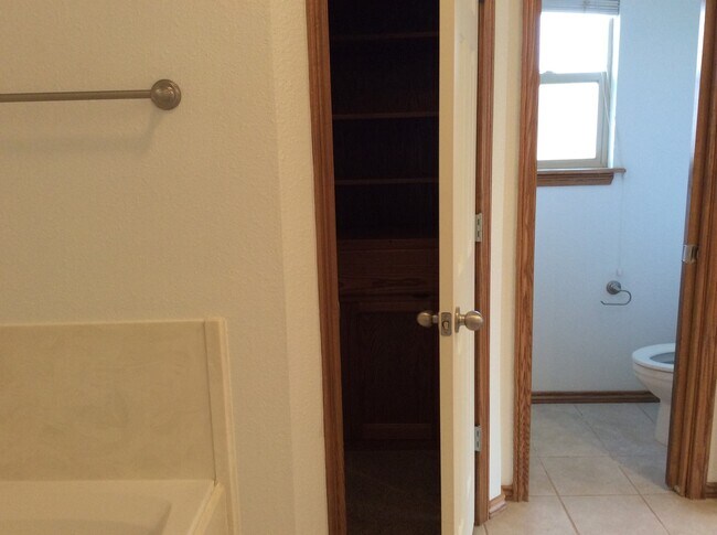 Building Photo - 1705 Tiffani Ln