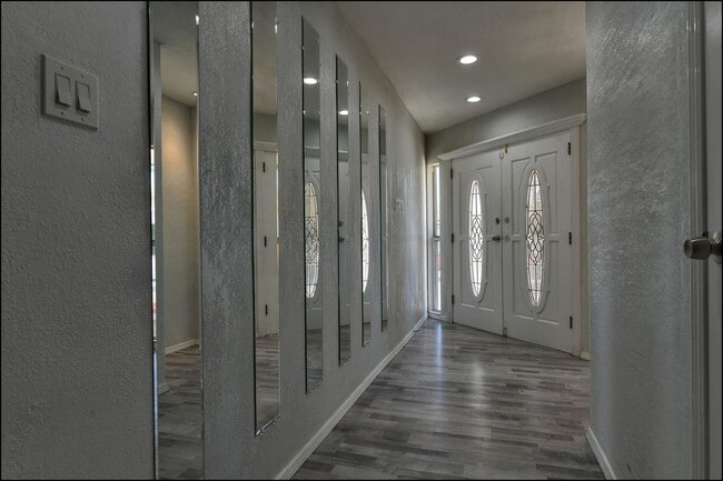 Building Photo - Pending