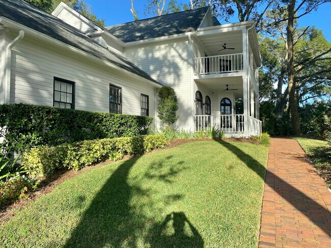 Building Photo - 703 Fairoaks Ln