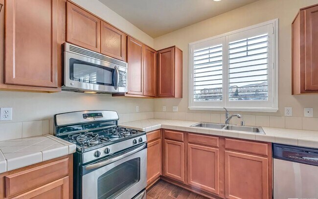 Building Photo - Fantastic 2 Bedroom 2.5 Bath Near UNR!