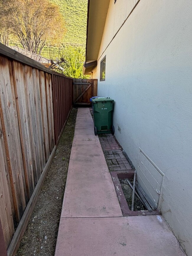 Building Photo - Welcome to this stunning 3 bedroom 2 bathroom home located in Fremont