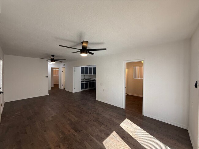 Building Photo - 3 Bedroom 1 Bathroom