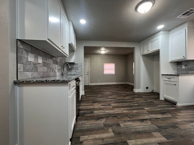 Building Photo - Stunning 4-Bedroom Renovated Home in Sapulpa