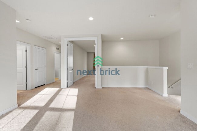 Building Photo - 5 BED & 3.5 BATH FOR RENT