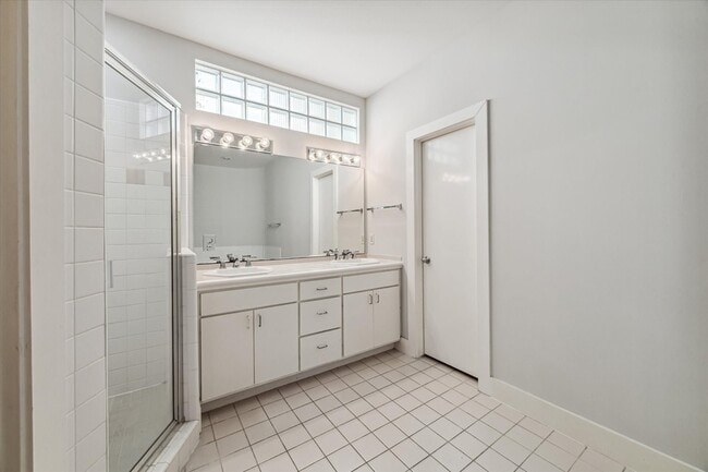 Building Photo - 9710 Riddlewood Ln