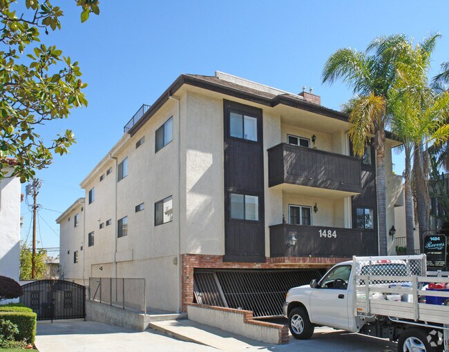 Primary Photo - 1482-1484 Reeves St