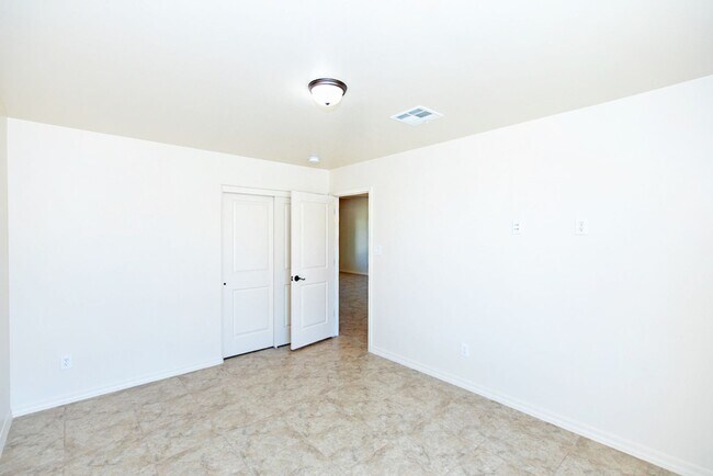 Building Photo - El Rancho Encantado
